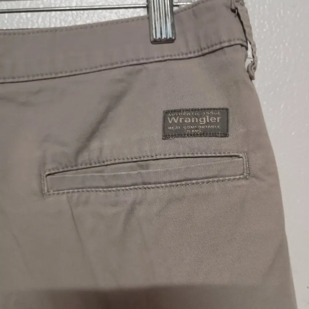 Wrangler Men’s Gray Chino Shorts Size 32 Flat Front Casual 10